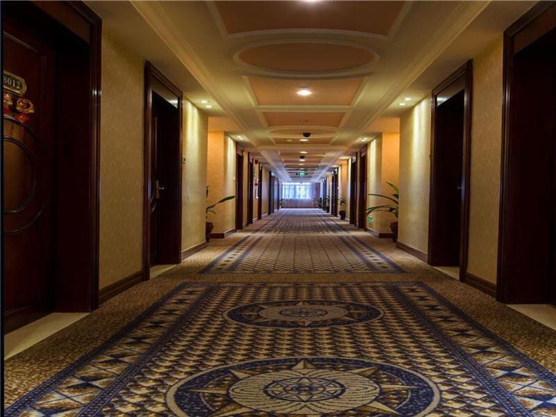 Vienna Hotel In Pinghu Square เซินเจิ้น ภายนอก รูปภาพ